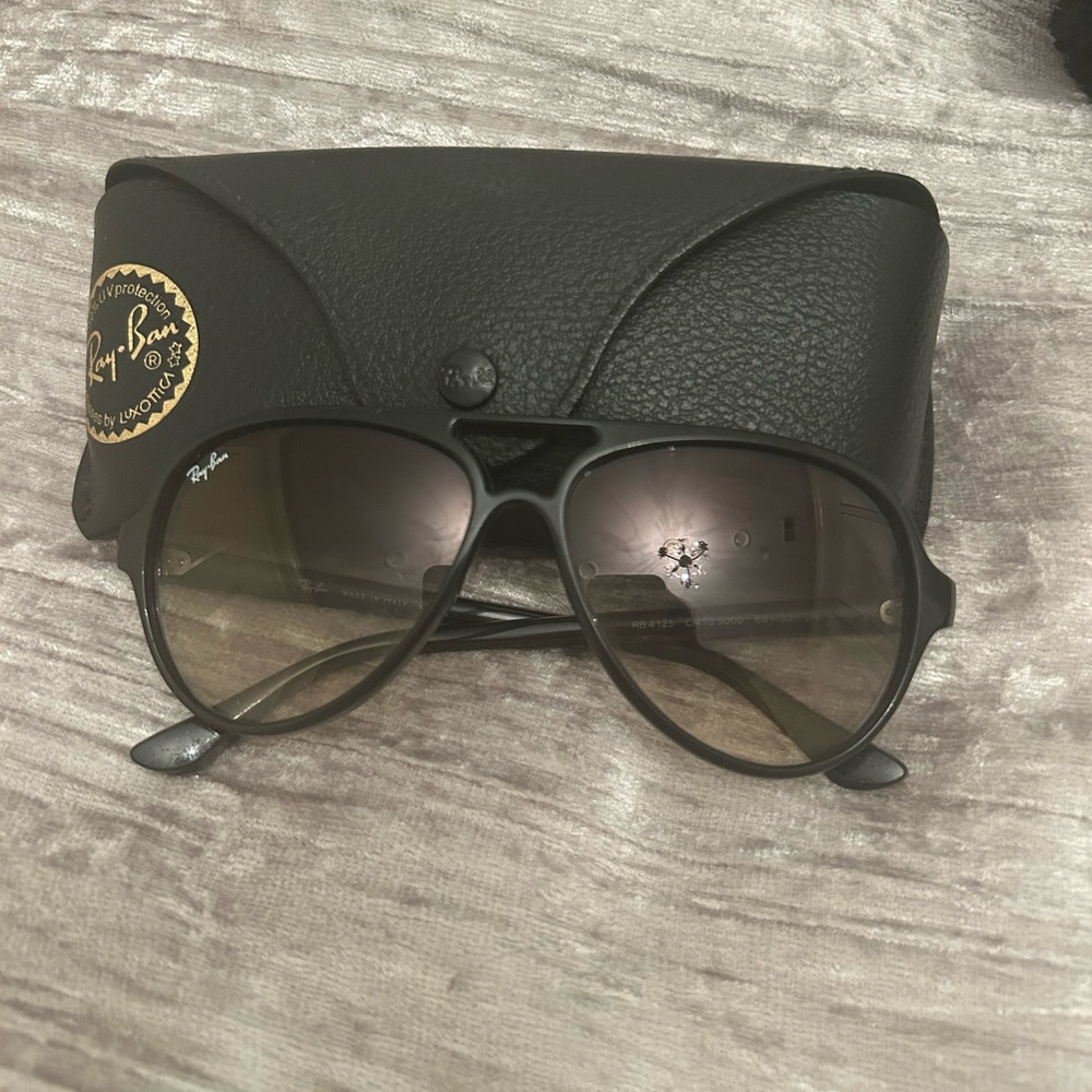 Black ray-ban sunglasses